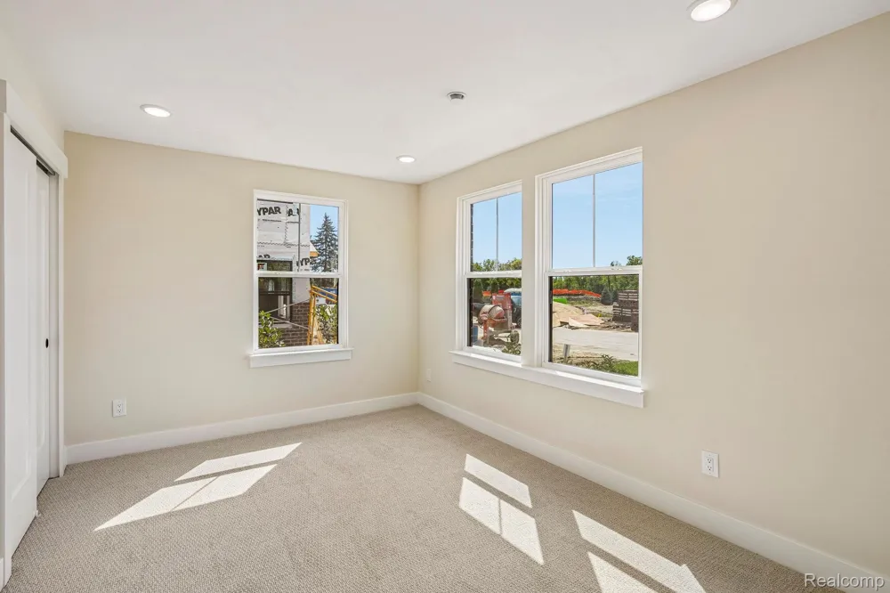 44060 Oakmont Drive Plymouth Charter Township, MI 48170