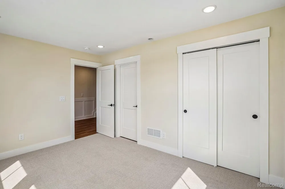 44060 Oakmont Drive Plymouth Charter Township, MI 48170