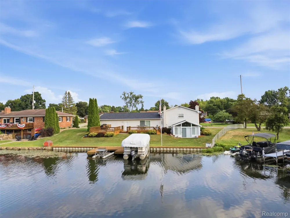 2504 Golden Shores Court Fenton Charter Township, MI 48430