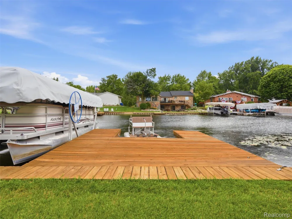 2504 Golden Shores Court Fenton Charter Township, MI 48430