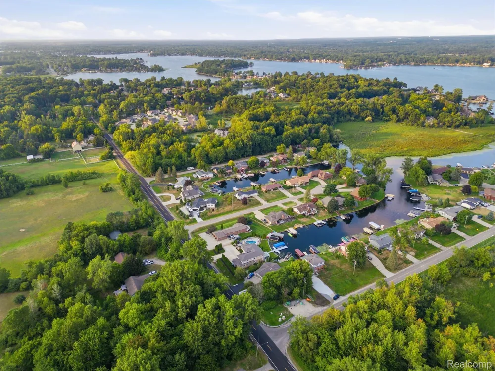 2504 Golden Shores Court Fenton Charter Township, MI 48430