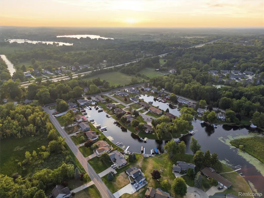 2504 Golden Shores Court Fenton Charter Township, MI 48430