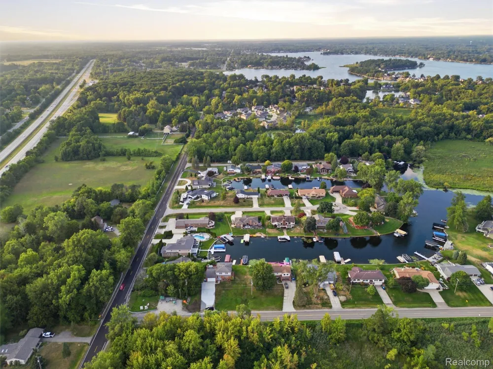 2504 Golden Shores Court Fenton Charter Township, MI 48430