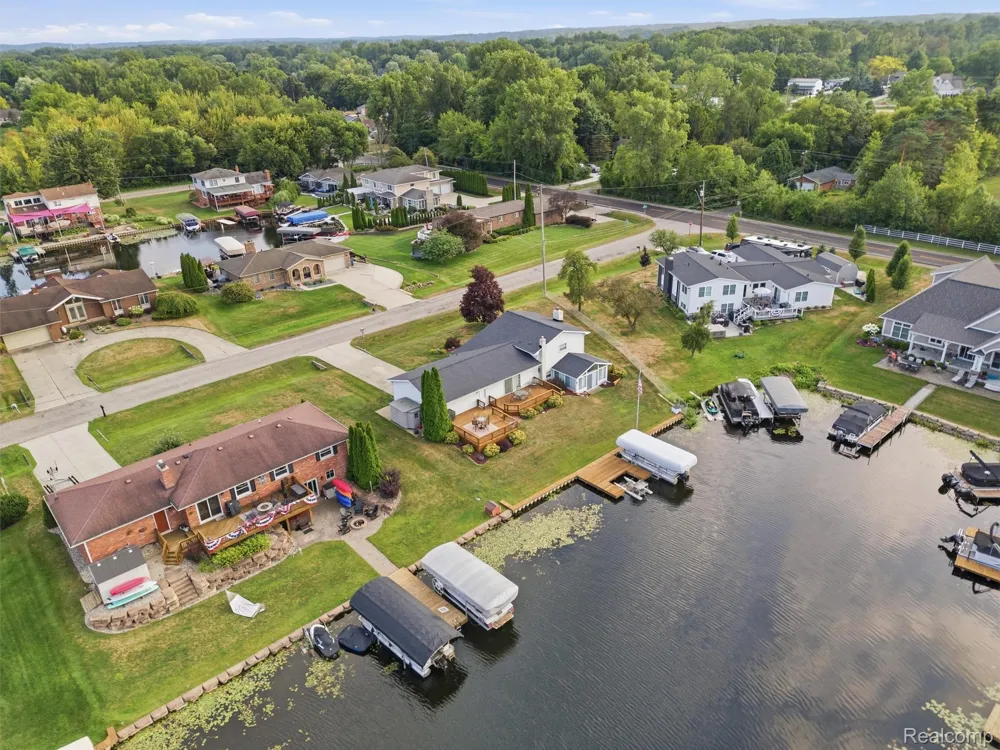 2504 Golden Shores Court Fenton Charter Township, MI 48430