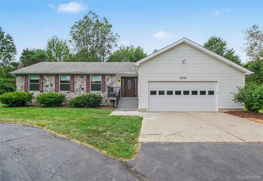 2240 Hidden Lake Trail Ortonville Village, MI 48462