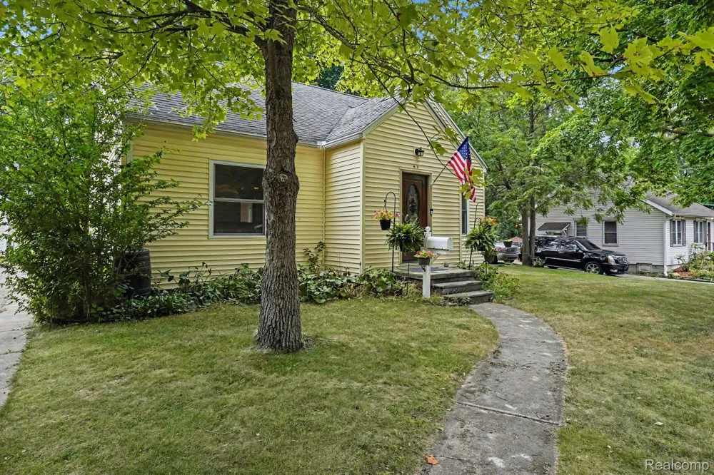 612 S East Street Fenton City, MI 48430