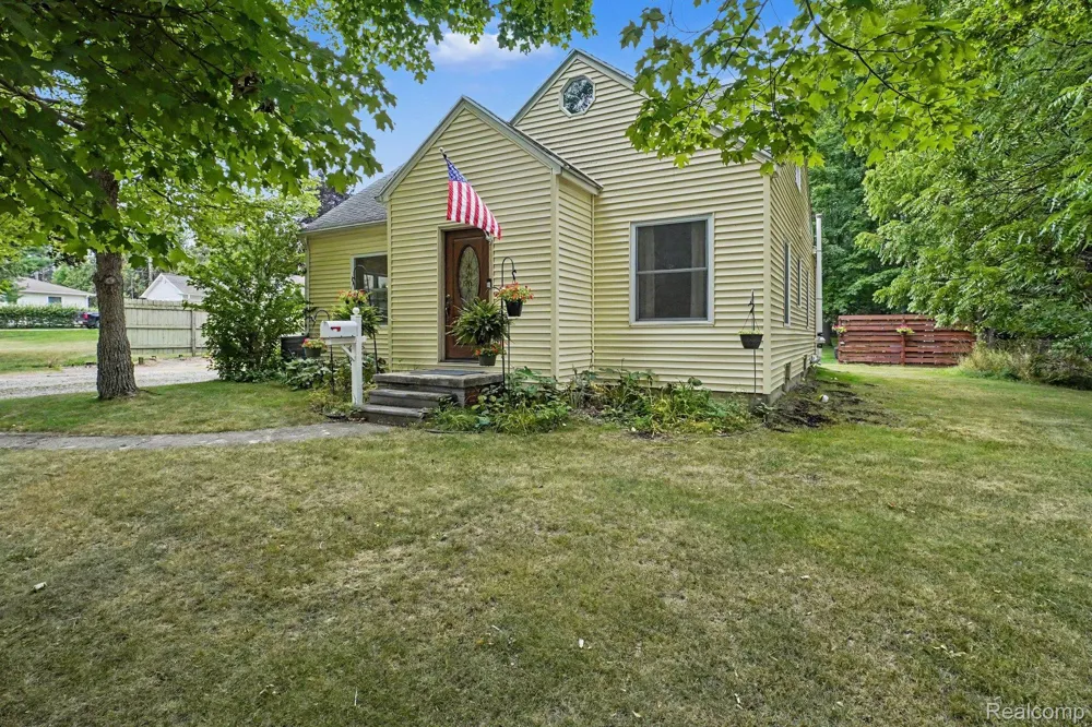 612 S East Street Fenton City, MI 48430