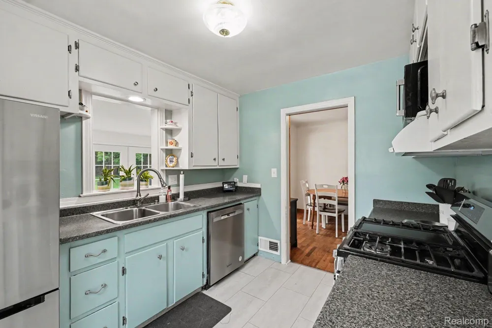 612 S East Street Fenton City, MI 48430