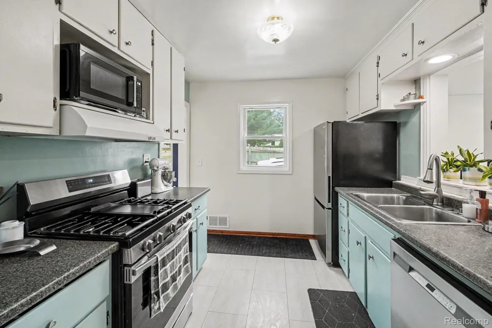 612 S East Street Fenton City, MI 48430