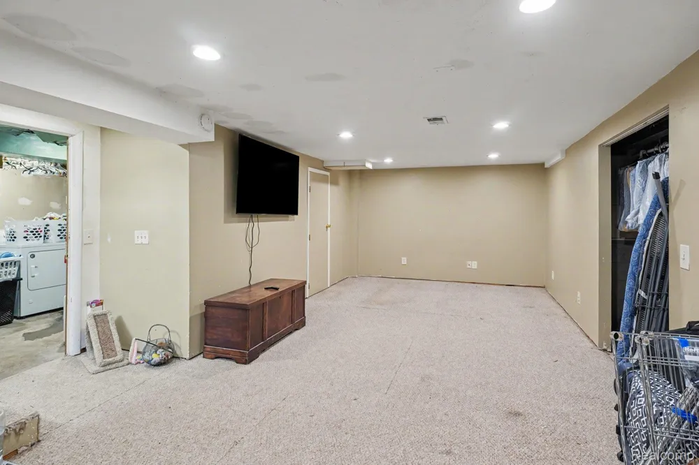 612 S East Street Fenton City, MI 48430