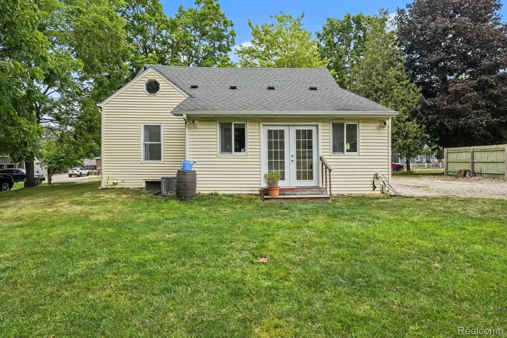 612 S East Street Fenton City, MI 48430