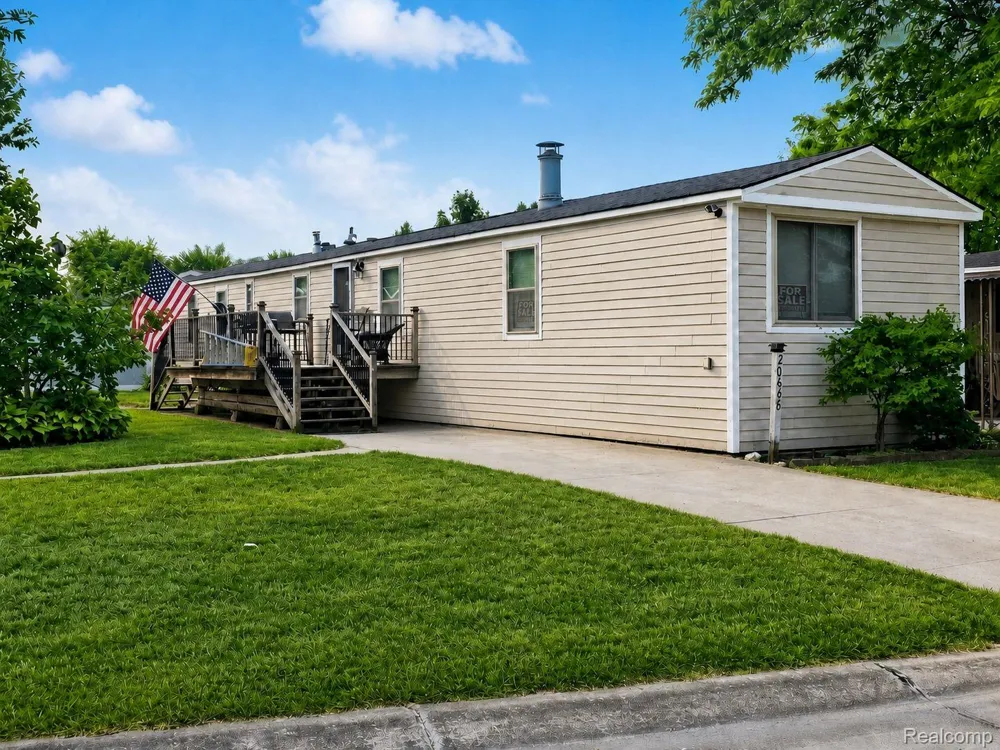 20648 Seneca Clinton Charter Township, MI 48038