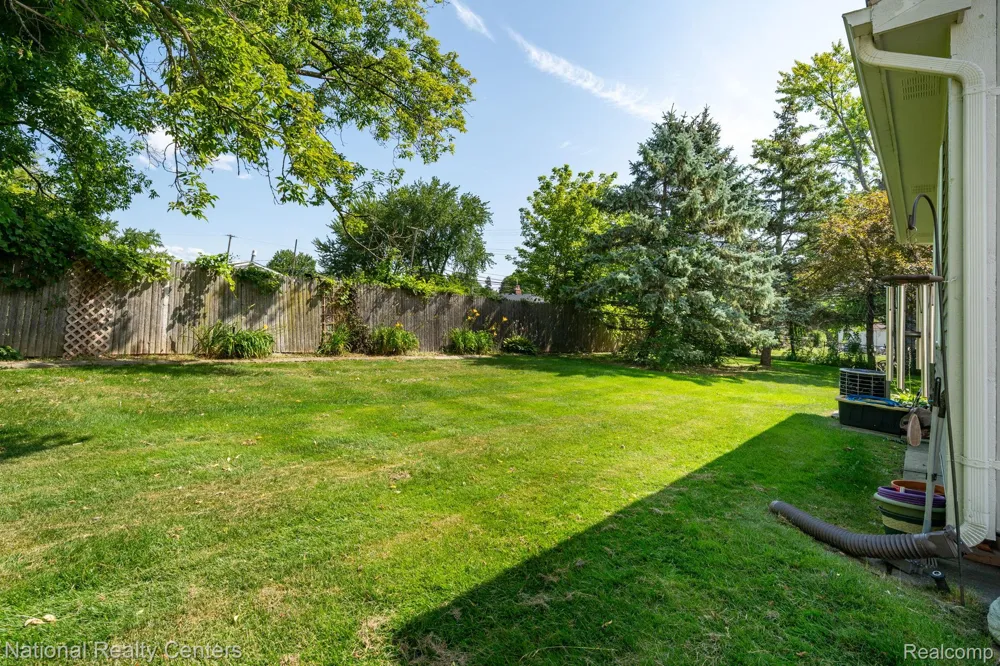 19337 Mandarin Drive Roseville City, MI 48066