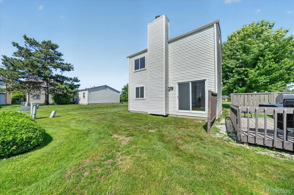 2824 Roundtree Drive Troy City, MI 48083