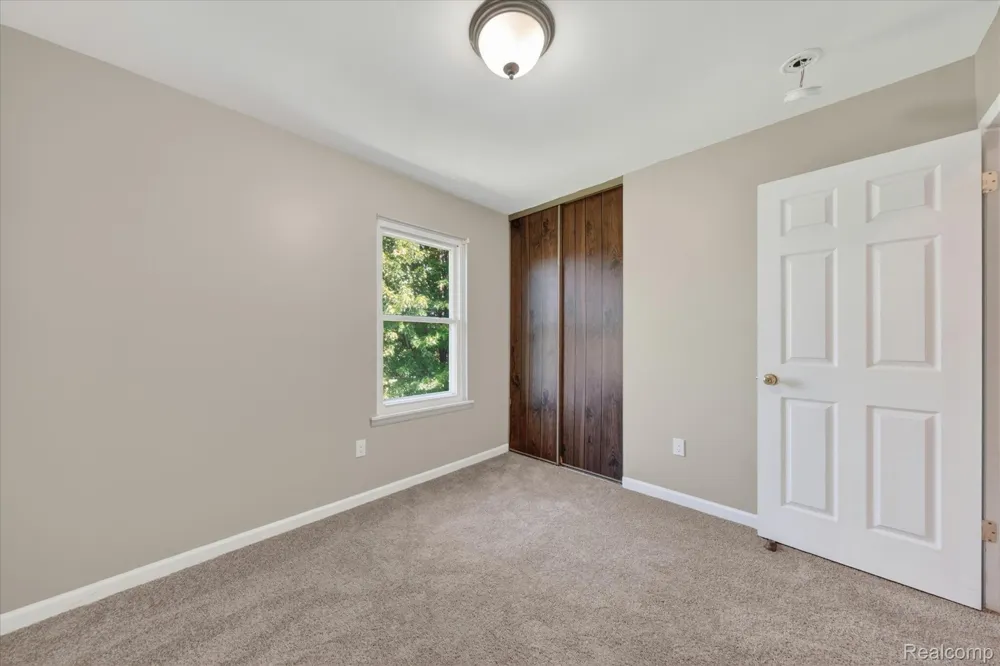 2824 Roundtree Drive Troy City, MI 48083