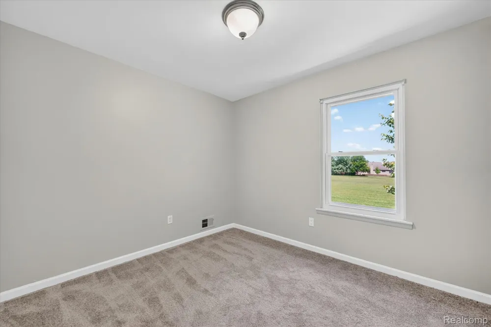 2824 Roundtree Drive Troy City, MI 48083