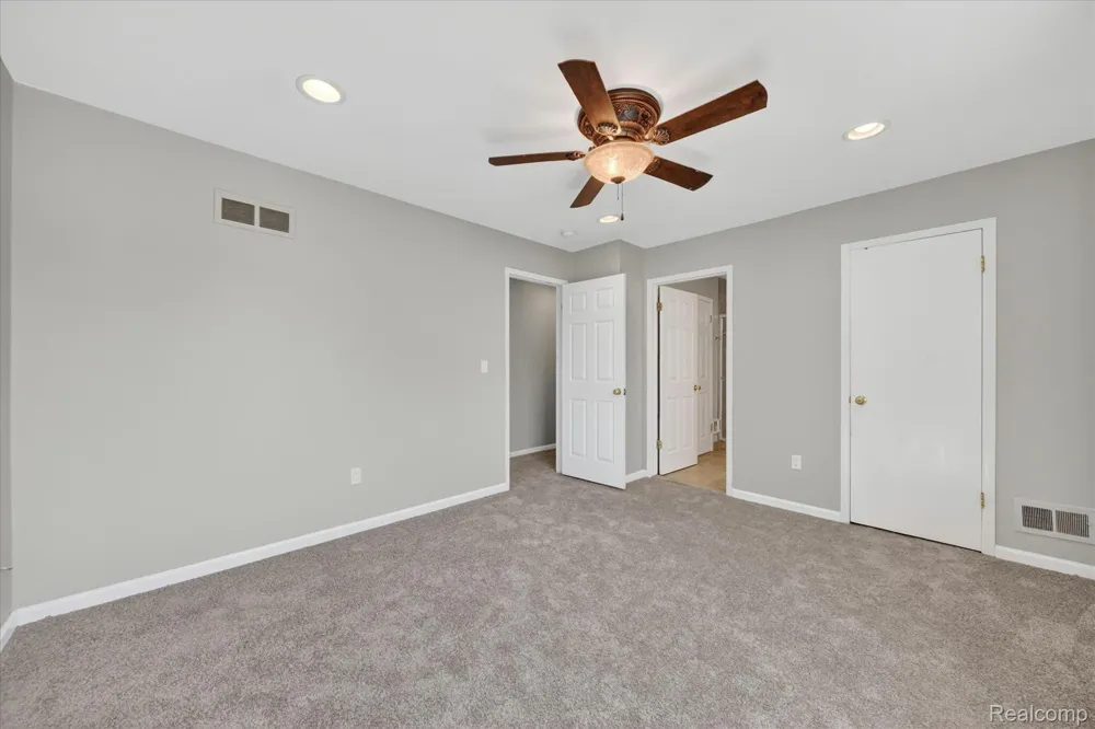 2824 Roundtree Drive Troy City, MI 48083