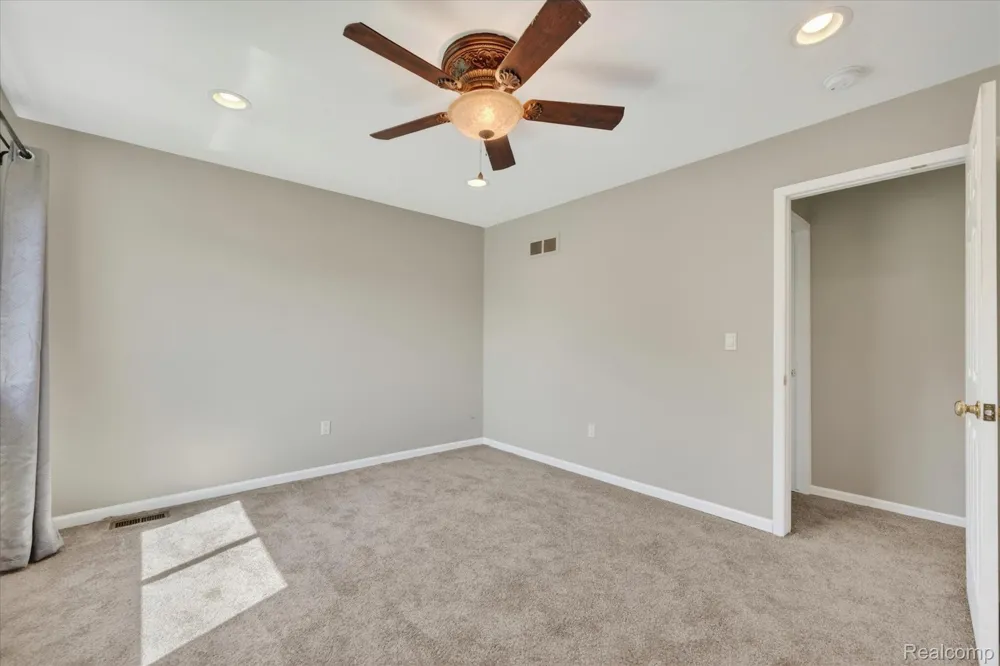 2824 Roundtree Drive Troy City, MI 48083