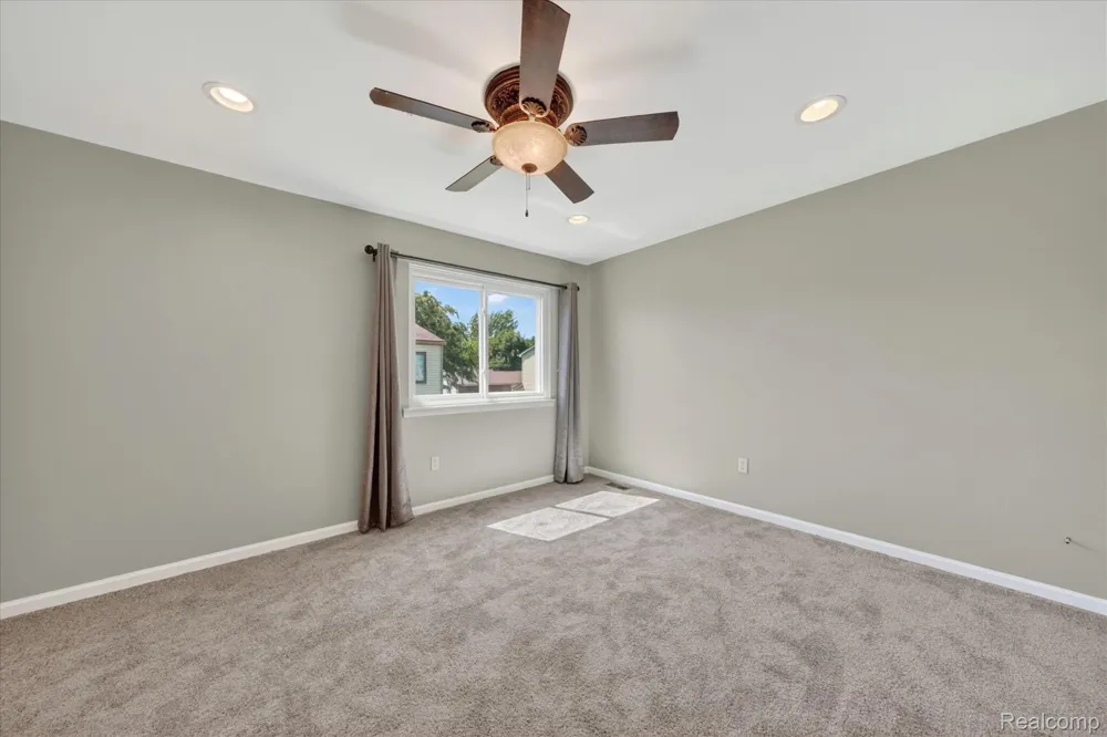 2824 Roundtree Drive Troy City, MI 48083