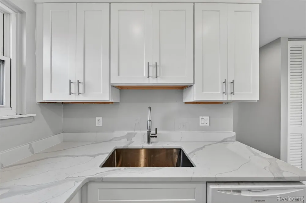 2824 Roundtree Drive Troy City, MI 48083