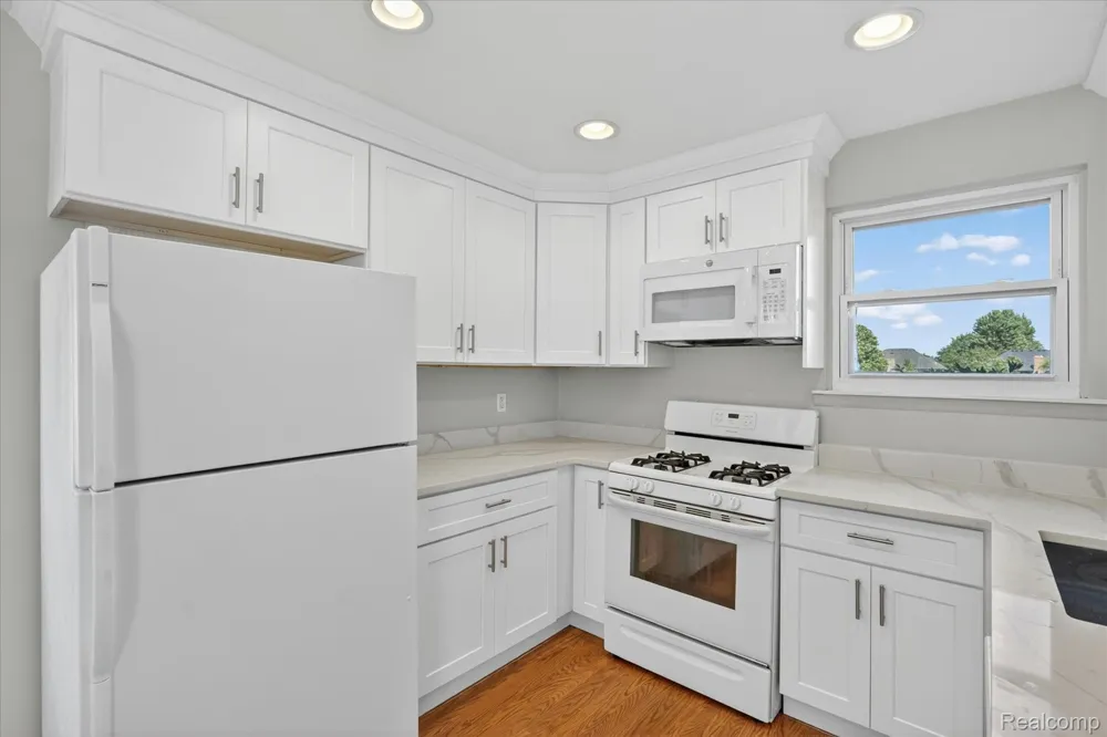 2824 Roundtree Drive Troy City, MI 48083