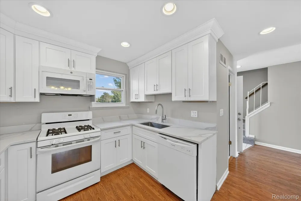 2824 Roundtree Drive Troy City, MI 48083