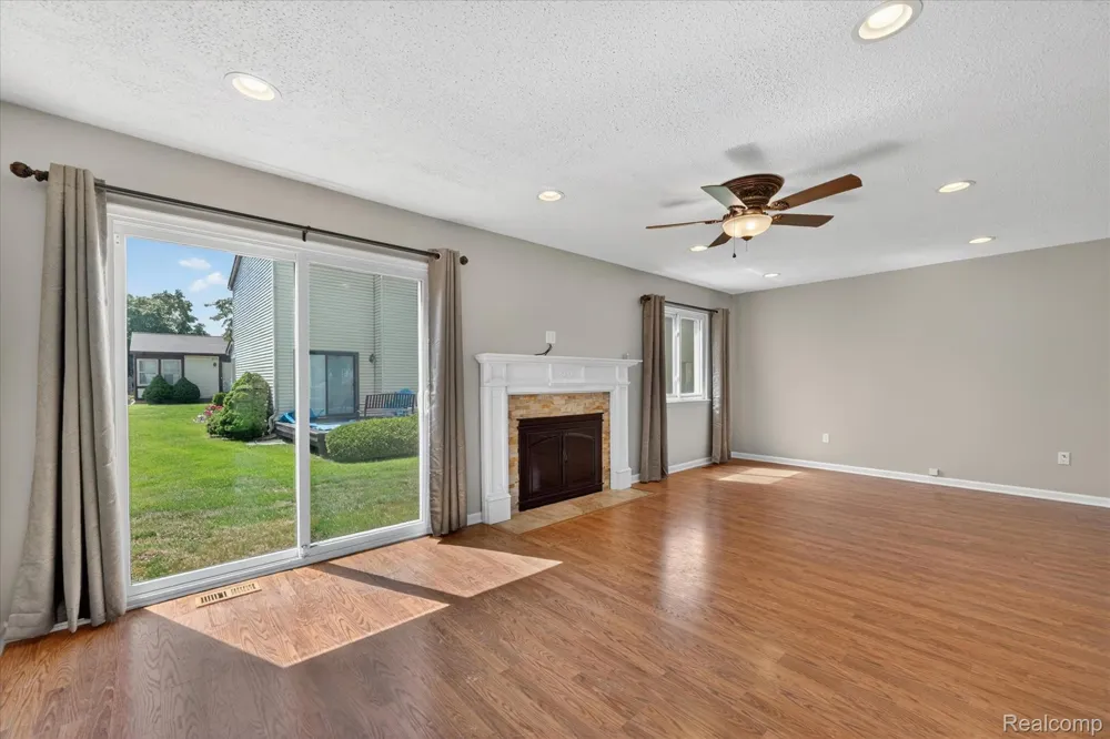 2824 Roundtree Drive Troy City, MI 48083