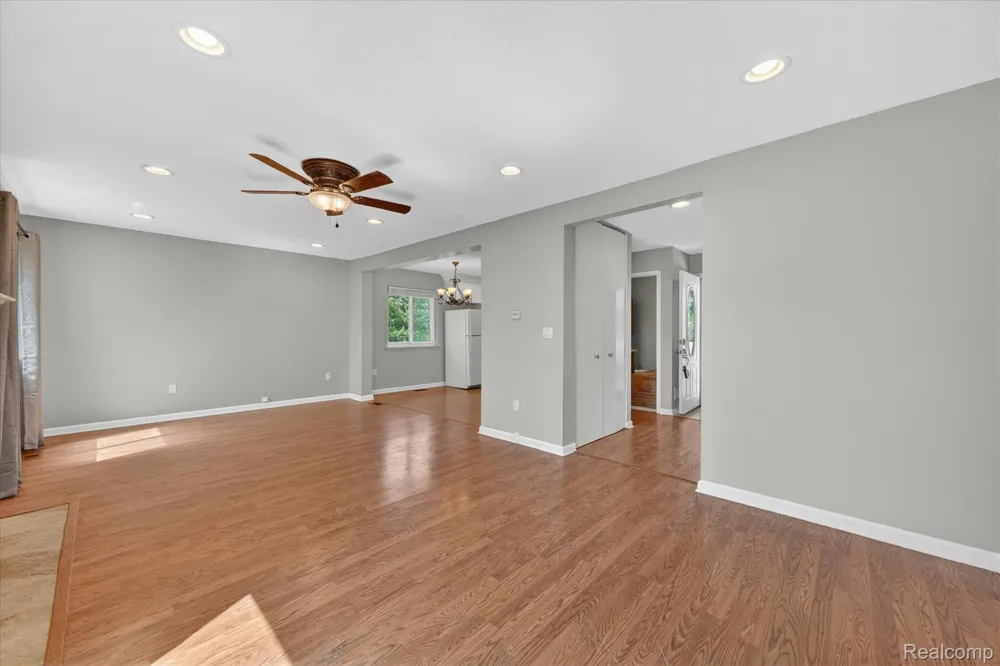 2824 Roundtree Drive Troy City, MI 48083