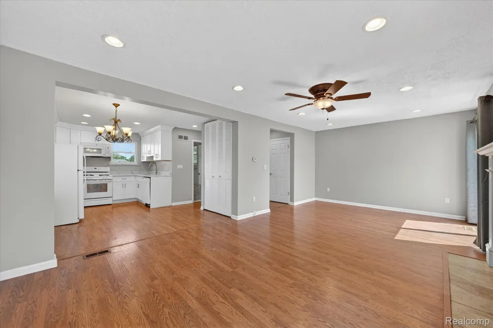 2824 Roundtree Drive Troy City, MI 48083