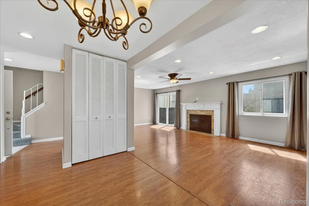 2824 Roundtree Drive Troy City, MI 48083