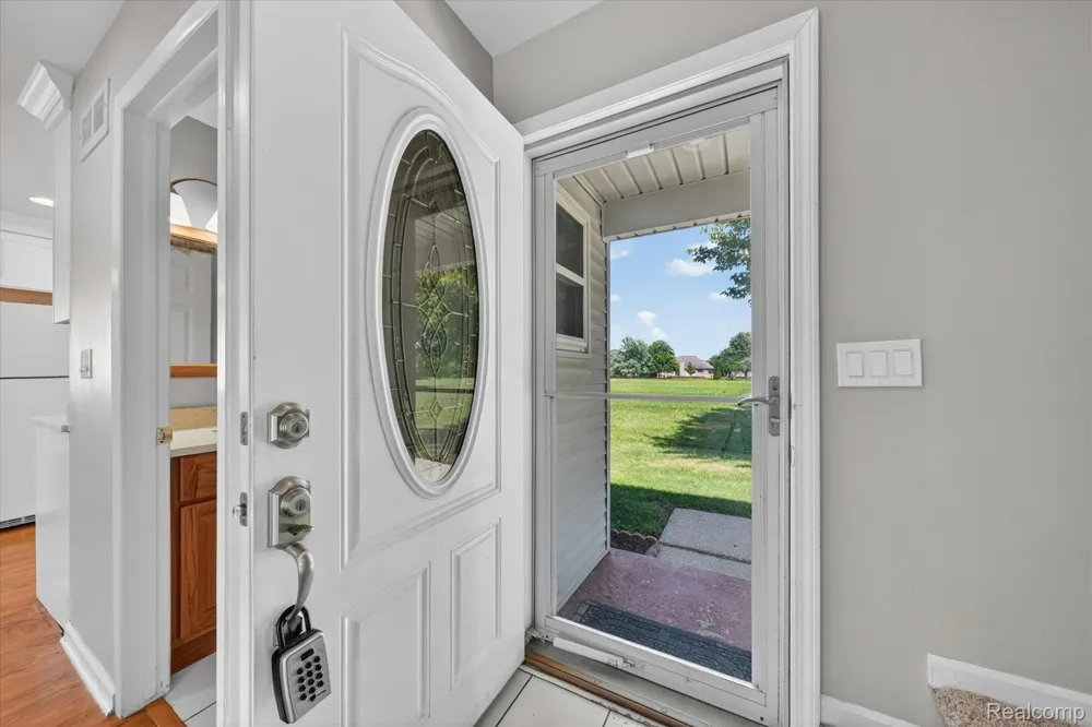 2824 Roundtree Drive Troy City, MI 48083