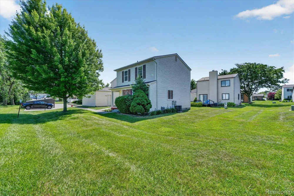 2824 Roundtree Drive Troy City, MI 48083