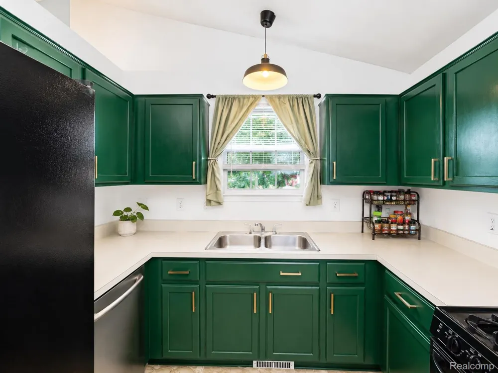 17640 Roseville Boulevard Roseville City, MI 48066