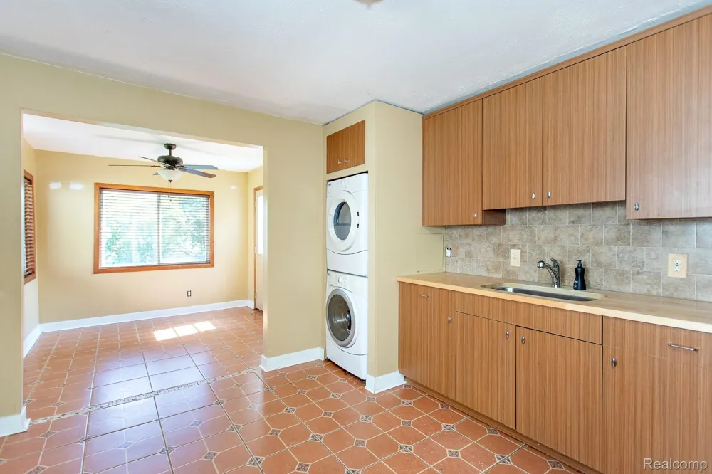 313 W Rowland Avenue Madison Heights City, MI 48071