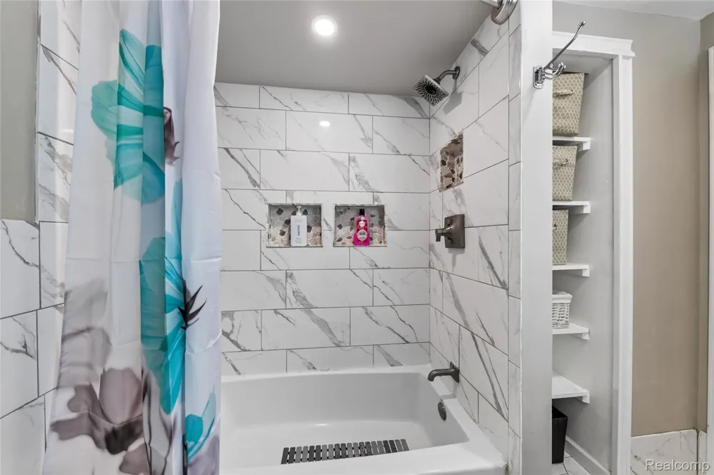5890 Chickadee Lane Independence Charter Township, MI 48346