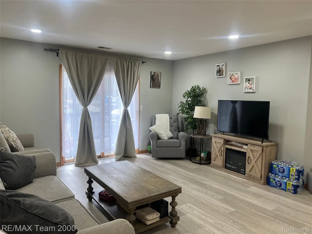 8049 Fenton Street Dearborn Heights City, MI 48127
