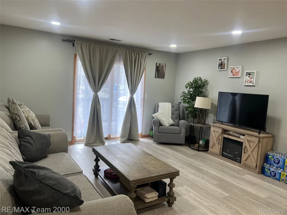8049 Fenton Street Dearborn Heights City, MI 48127