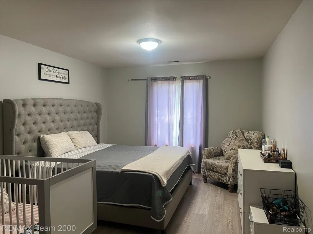 8049 Fenton Street Dearborn Heights City, MI 48127