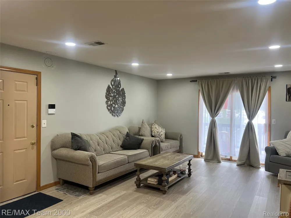 8049 Fenton Street Dearborn Heights City, MI 48127