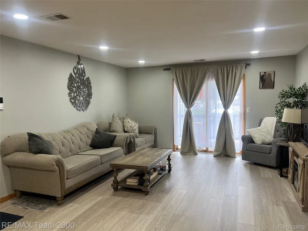 8049 Fenton Street Dearborn Heights City, MI 48127