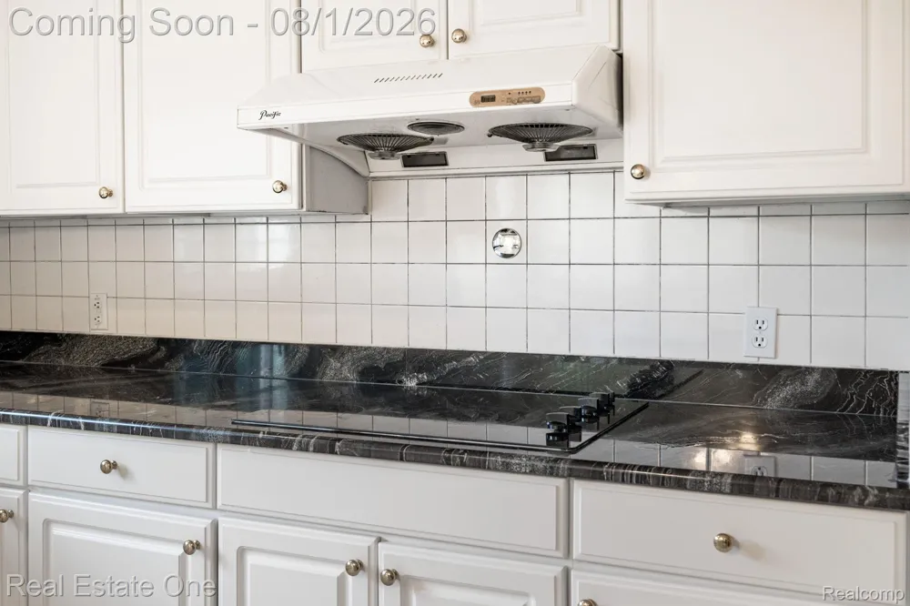 2038 Haverford Drive Troy City, MI 48098