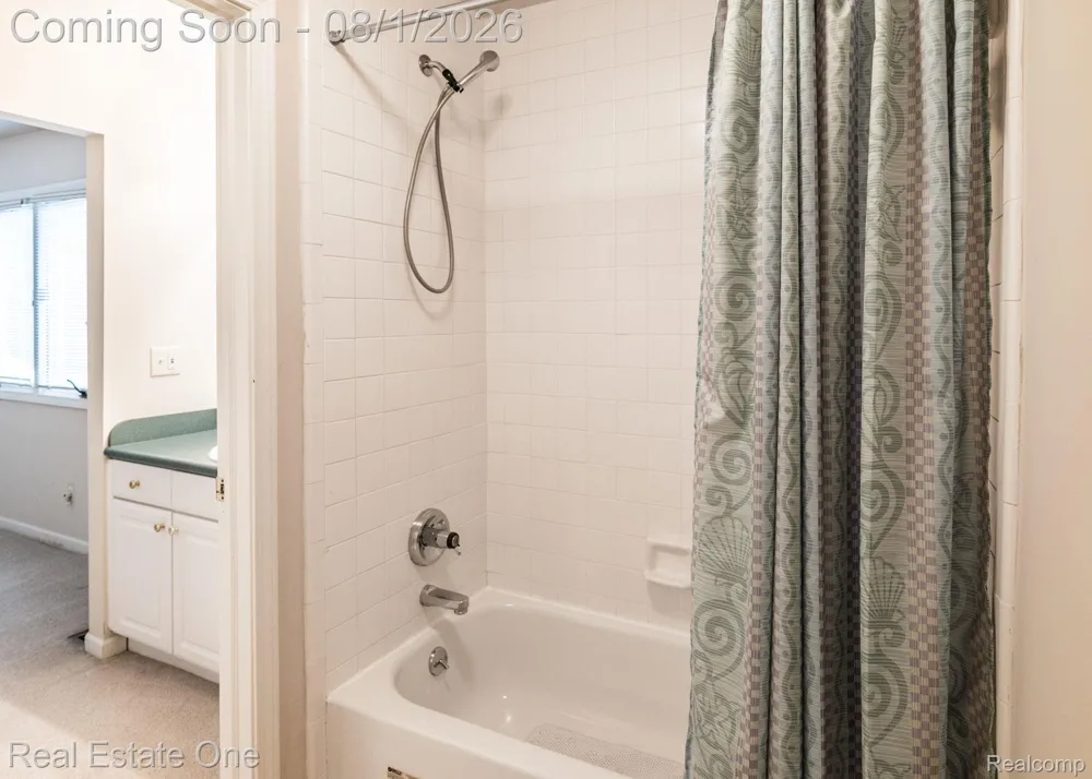 2038 Haverford Drive Troy City, MI 48098