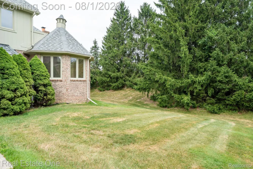 2038 Haverford Drive Troy City, MI 48098