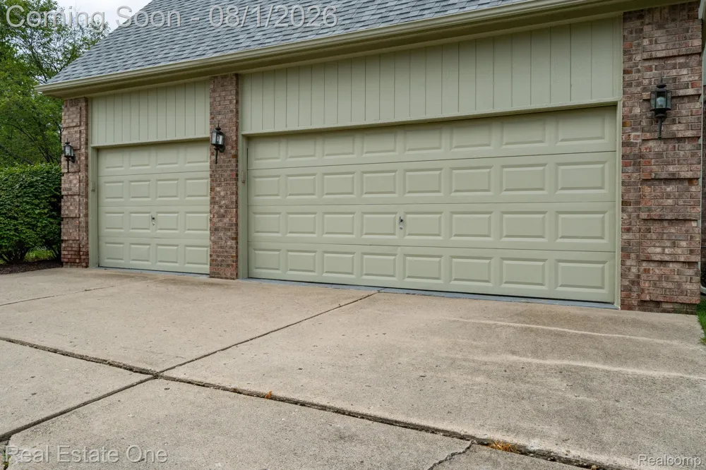 2038 Haverford Drive Troy City, MI 48098