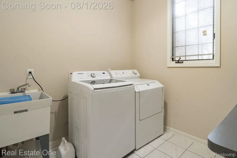 2038 Haverford Drive Troy City, MI 48098