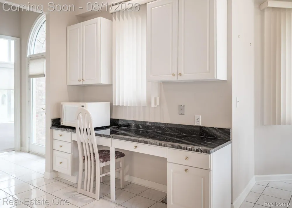 2038 Haverford Drive Troy City, MI 48098