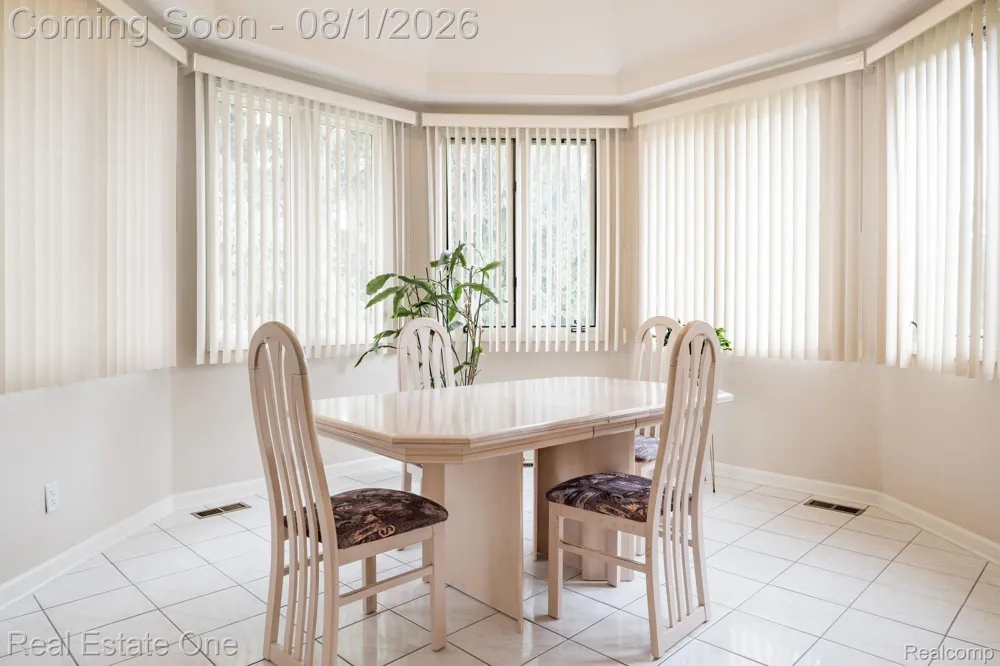 2038 Haverford Drive Troy City, MI 48098