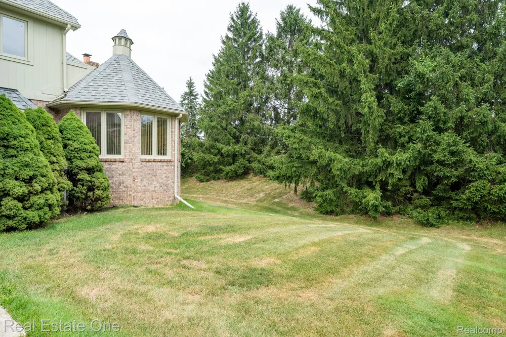 2038 Haverford Drive Troy City, MI 48098