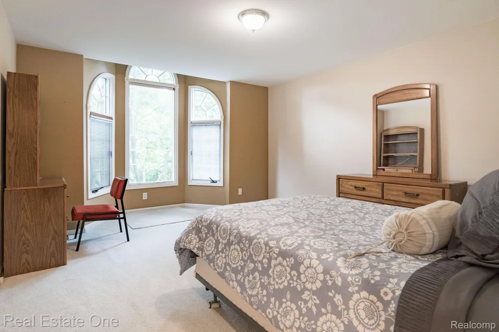 2038 Haverford Drive Troy City, MI 48098