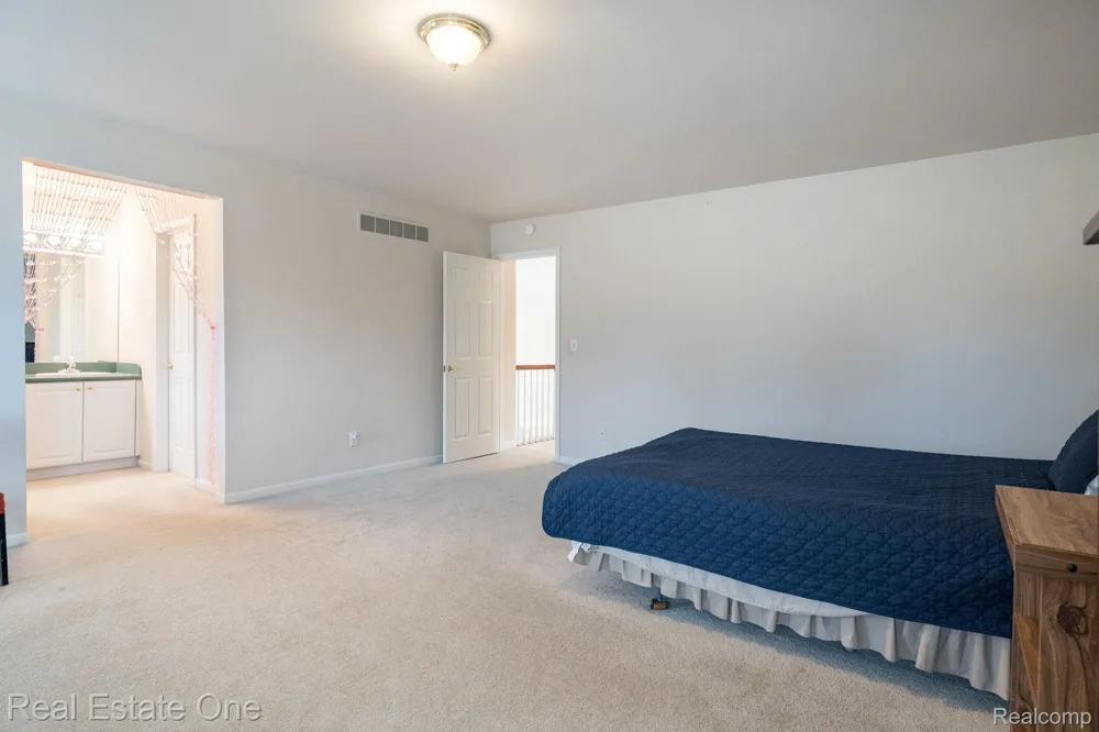 2038 Haverford Drive Troy City, MI 48098